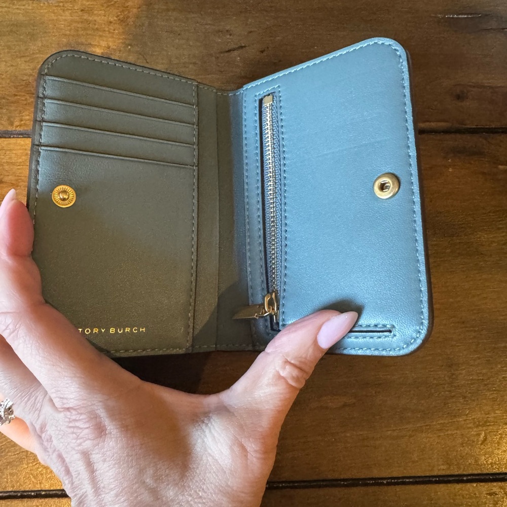 Tory Burch Quilted Fleming wallet. Color: arctic - Picture 2 of 2